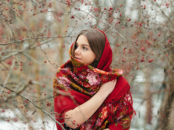 девушка в красном платке