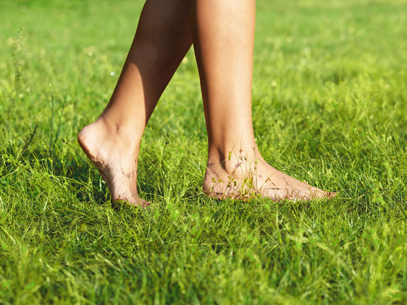Ходить босиком: вредно или полезно