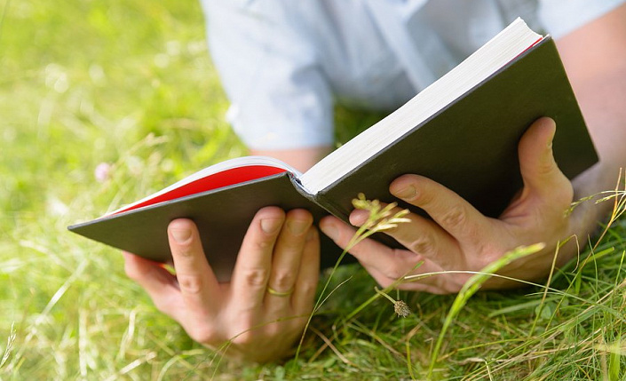 мужчина с книгой фото