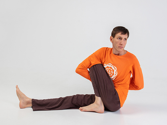 Маричиасана 3 (усложнение с захватом рук за спиной)