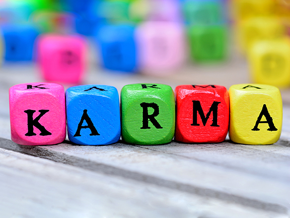 кубиками выложено слово карма