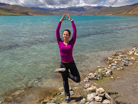 девушка во врикшасане