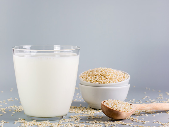 Кунжутное молоко — один из лучших источников кальция