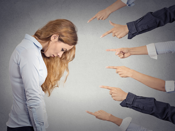 на девушку указывают пальцем