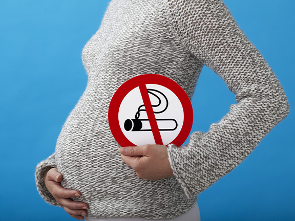 беременная девушка с табличкой не курить фото