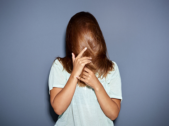 девушка закрыла лицо волосами