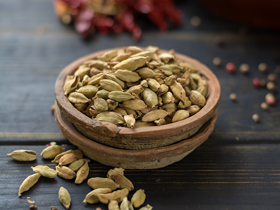 цельный кардамон в чашке фото