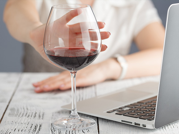 девушка отталкивает бокал с вином