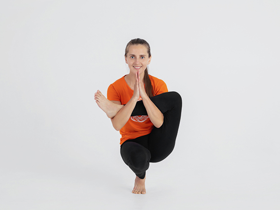 Хиндоласана в Эка Пада Прападасане