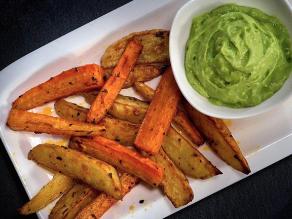 Печеный картофель и сладкий картофель с соусом из авокадо