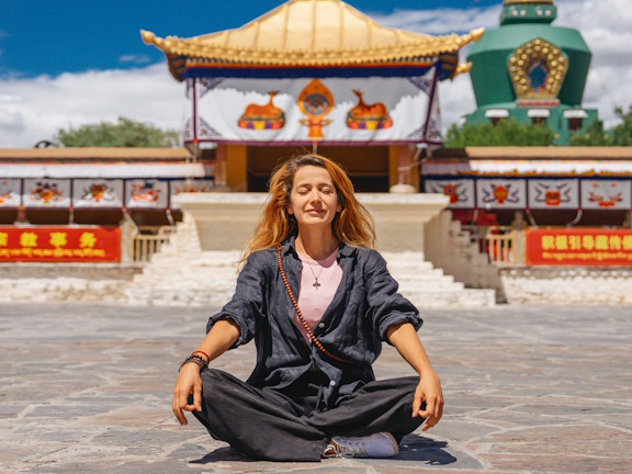 Девушка в сукхасане