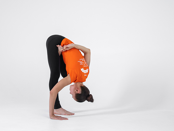 Ардха Баддха Падмоттанасана с наклоном