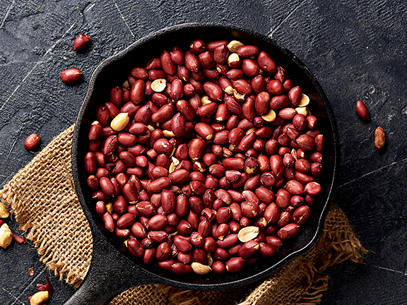 арахис в сковороде