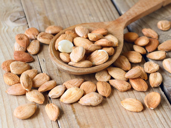 абрикосовые косточки на ложке