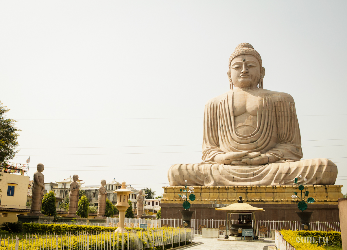Махаяна это. Бодх Гая статуя Будды. Великий Будда (Бодхгая). Будда Шакьямуни Индия. Будда Шакьямуни статуя в Индии.