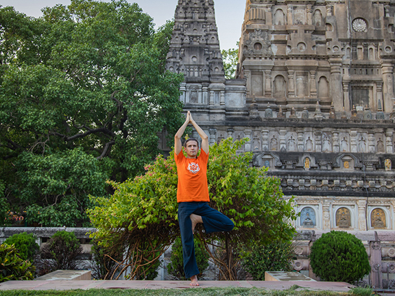 парень в позе дерева