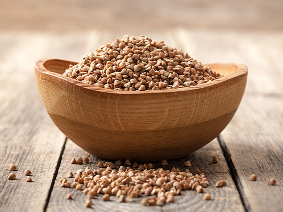 гречка в чашке из дерева