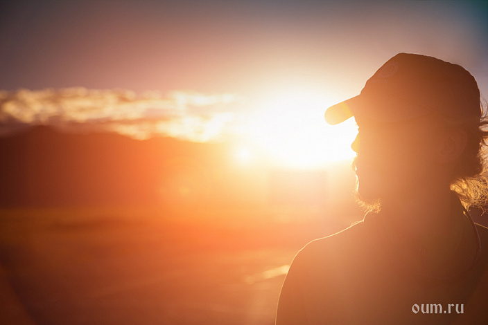 мужчина в лучах солнца