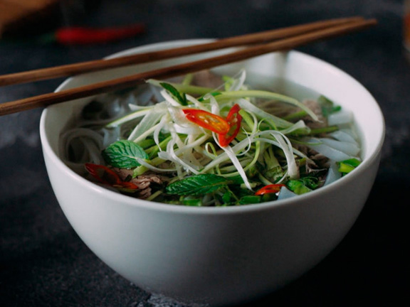 Безглютеновый суп с рисовой лапшой и грибами