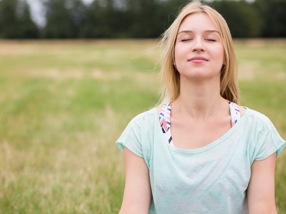 девушка улыбается закрыв глаза