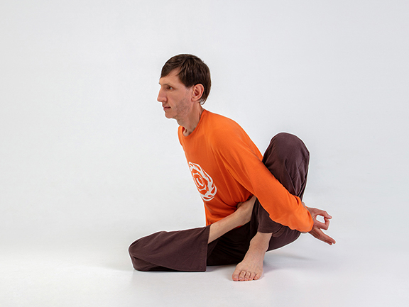 Маричиасана 2 (вариация без глубокого наклона)