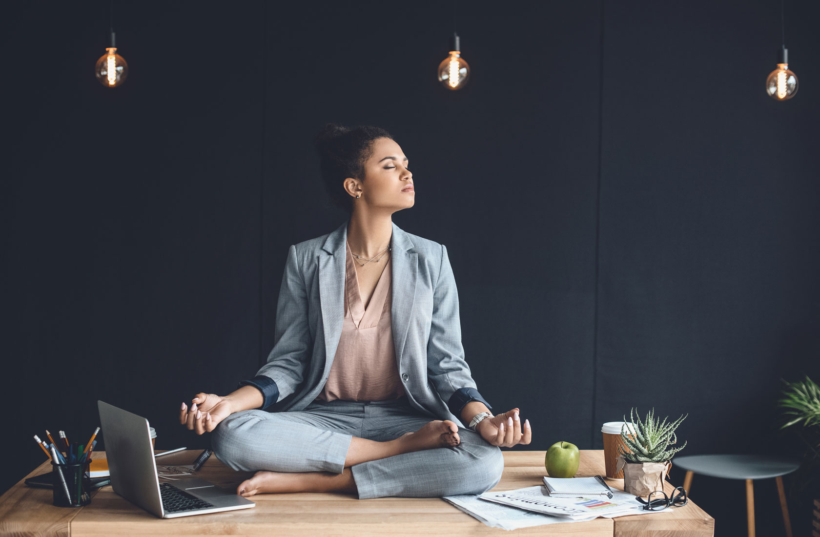Ваша медитация. Спокойствие в стрессовой ситуации. Спокойствие в офисе. Женщина медитирует. Медитирующий человек.
