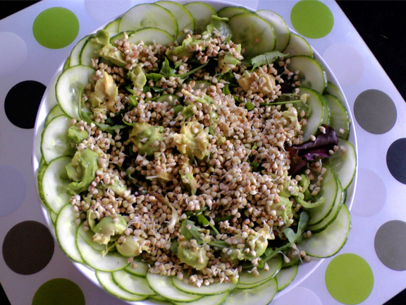 Салат с зеленой гречкой огурцами и авокадо