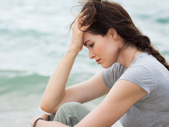 девушка грустит на берегу моря