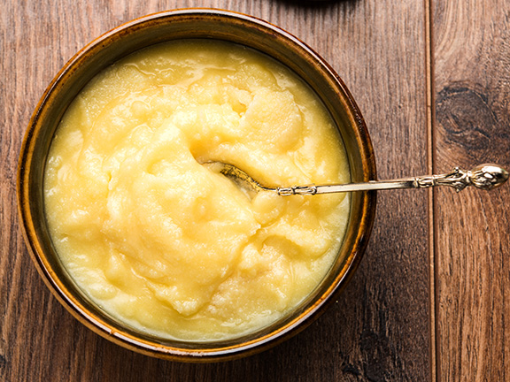 Пчелиное маточное молочко: эликсир жизни и его полезные свойства