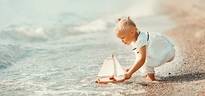 девочка играет в кораблик фото