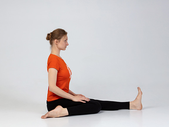 Трианг Мукха Эка Пада Пашчимоттанасана (упрощённая без наклона)