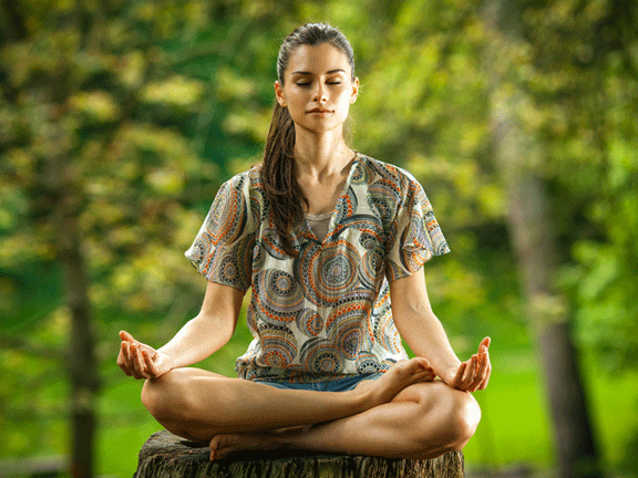 девушка медитирует на природе
