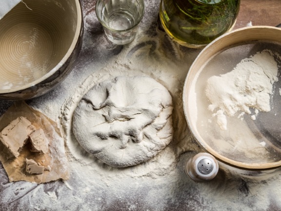 тесто на столе