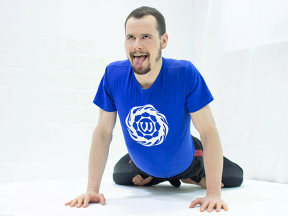 мужчина в позе льва