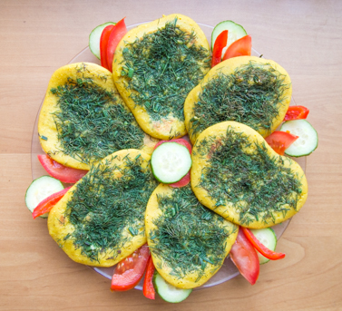 Безглютеновые лепешки с укропом из нутовой муки