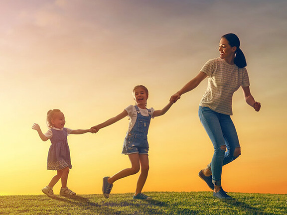 мама ведет двух дочек