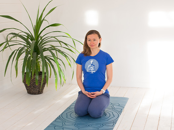 девушка в позе алмаза