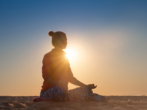 девушка медитирует, девушка и солнце