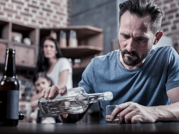 мужчина наливает алкоголь, пьянство