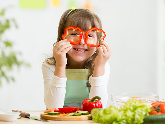 девочка играет с перцем