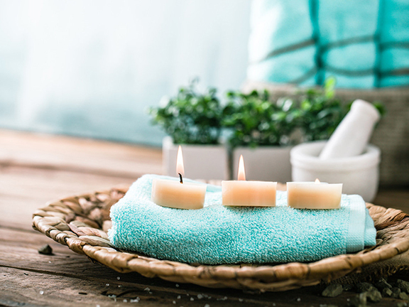 три свечи, ступа на фоне