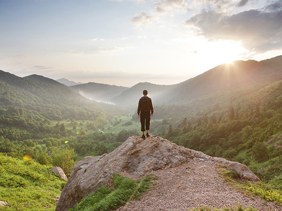 мужчина на фоне гор