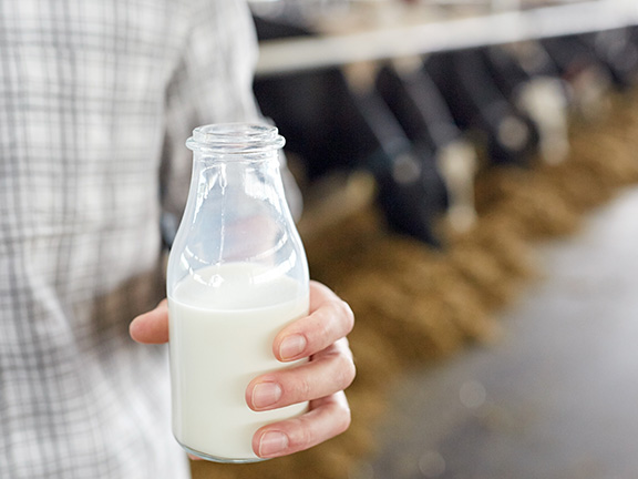 бутылка молока в руке