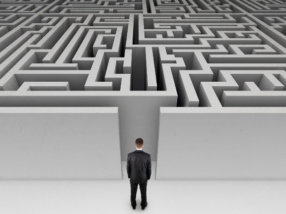 мужчина в костюме перед лабиринтом фото