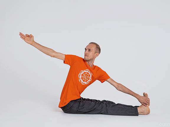 Паривритта Урдхва Эка Хаста Уттхита Хаста Пада Дандасана