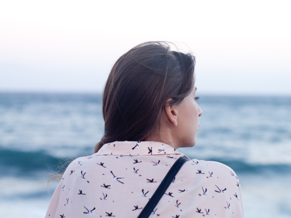 девушка около моря