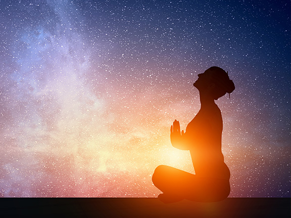 фигура девушки в медитации