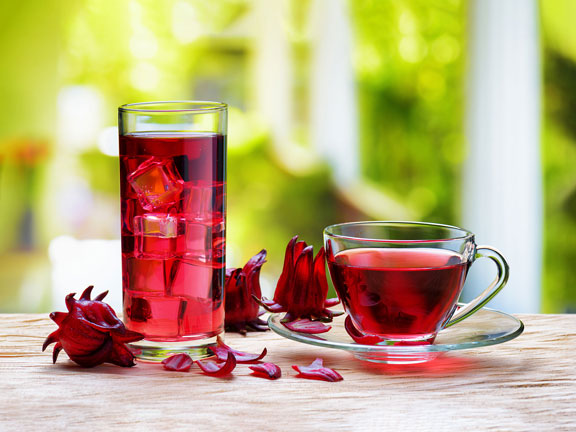чай каркаде в стакане и чашке