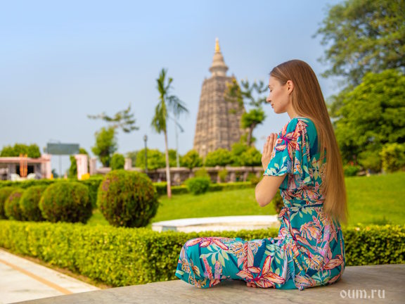 Девушка сидит, руки в намасте