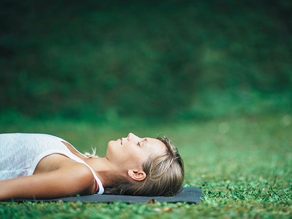 девушка в шавасане